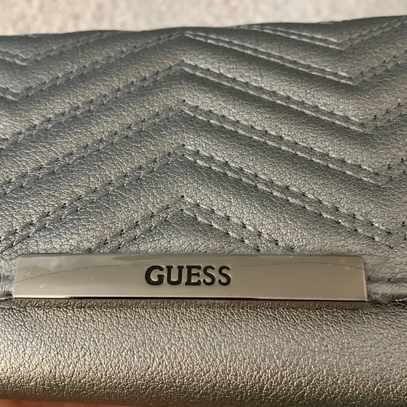 Guess Silver / Grey Leather Chevron Wristlet - Picture 8 of 17